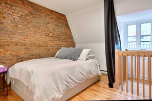 3 bedrooms, desk, iron/ironing board, free WiFi - Golden Cross // Typical old Quebec appartement (Québec)