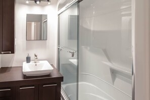 Combined shower/bathtub, hair dryer, towels - Golden Cross / / Typical old Quebec appartement (Québec)