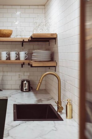 Fridge, microwave, oven, stovetop - Golden Cross // Typical old Quebec appartement (Québec)