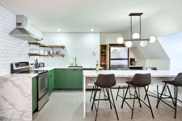Fridge, microwave, oven, stovetop - Golden Cross / / Typical old Quebec appartement (Québec)