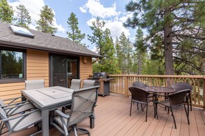 Outdoor dining - BLUE01 - Spacious Home, AC, SHARC Passes, Hot Tub (Sunriver)