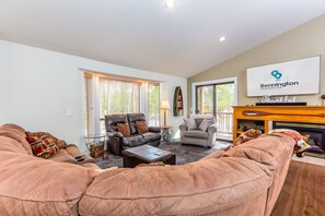 Smart TV, fireplace, table football, ping pong - BLUE01 - Spacious Home, AC, SHARC Passes, Hot Tub (Sunriver)