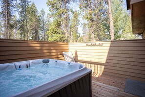 Outdoor spa tub - BLUE01 - Spacious Home, AC, SHARC Passes, Hot Tub (Sunriver)