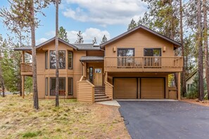 Exterior - BLUE01 - Spacious Home, AC, SHARC Passes, Hot Tub (Sunriver)