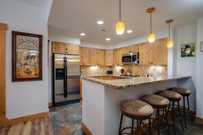 Fridge, oven, stovetop, dishwasher