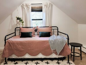 8 bedrooms, iron/ironing board, WiFi, bed sheets