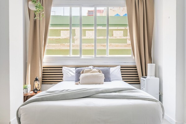 Iron/ironing board, free WiFi, bed sheets