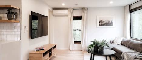 Fernseher, Kamin, Arbeitsbereiche