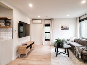 Televisión, chimenea y oficina 