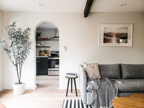 Televisión, chimenea y oficina 