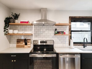 Refrigerador, microondas, horno y parrilla de estufa 