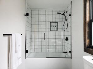 Badewanne, Haartrockner, Handtücher