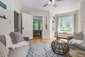 Téléviseur connecté, foyer, jeux vidéo, table de baby-foot