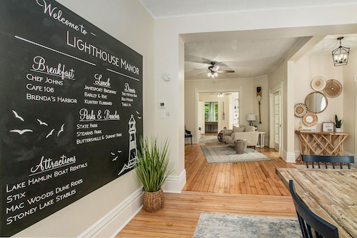 A block from the beach! Sleeps 20! Hot Tub, Game Room!