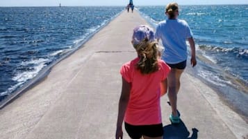Vlak bij het strand, ligstoelen aan het strand