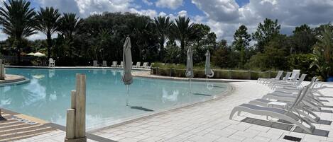 Utomhuspool och uppvärmd pool