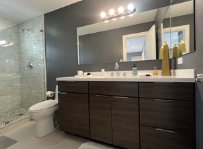 Douche, sèche-cheveux, serviettes fournies, savon