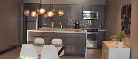 ثلاجة، ميكروويف، فرن، موقد طهي مسطح