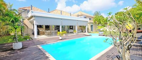 Una piscina al aire libre