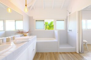 Duschwanne, Haartrockner, Handtücher, Toilettenpapier
