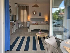4 bedrooms, desk, iron/ironing board, WiFi