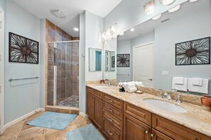 Combined shower/bathtub, eco-friendly toiletries, hair dryer, towels - Waterviews Views, Top Floor Cape  - Heated Pool, Golf, Gym & Great Amenities! (Cape Coral)