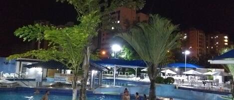 Una piscina techada, sillones reclinables de piscina