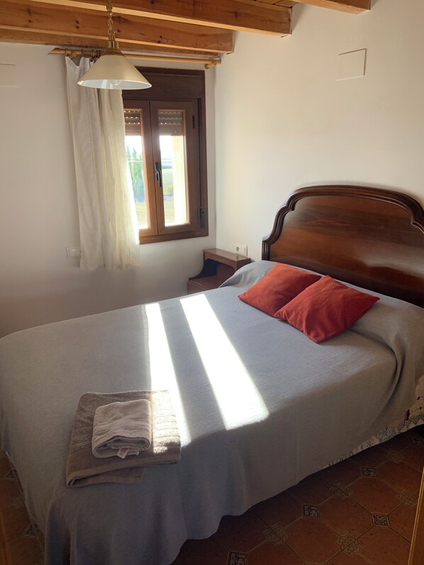 5 bedrooms, WiFi, bed sheets