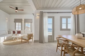 프레지덴셜 빌라 | 거실 공간 | 디지털 채널 시청이 가능  한 45인치 스마트 TV, TV, 넷플릭스