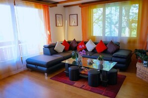 Living area - Chalet Xanadu with Alps & Lake View (Tschingel ob Gunten)