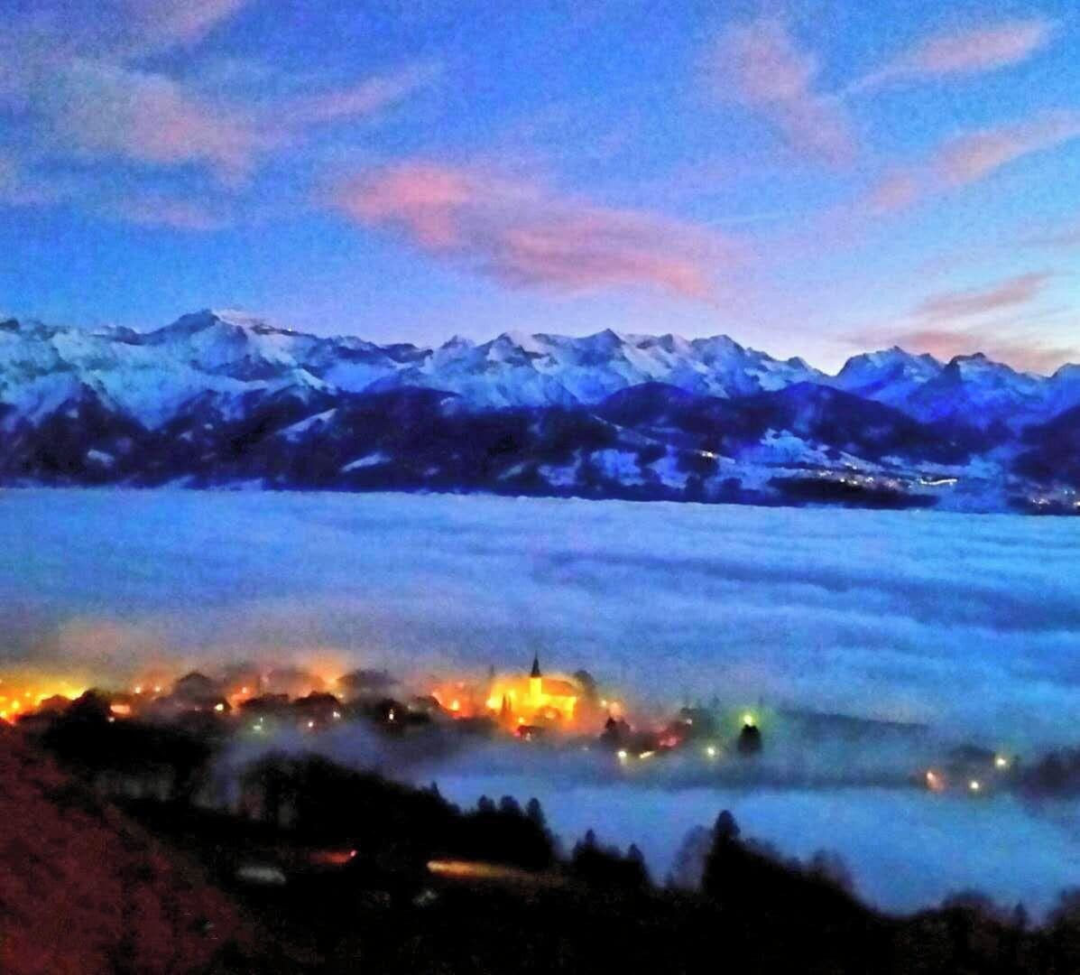 Un paisaje montañoso con un pueblo abajo.