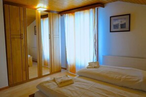 2 bedrooms, iron/ironing board, travel cot, free WiFi - Chalet Xanadu with Alps & Lake View (Tschingel ob Gunten)