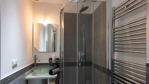 Dusche, Haartrockner, Bidet, Handtücher