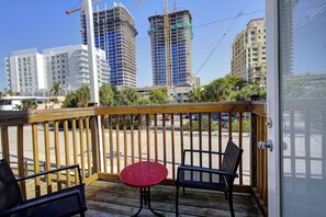 Property grounds - 313 Room with a view 1 block from the beach (Fort Lauderdale)