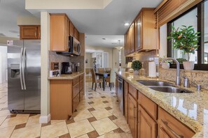 Refrigerador, microondas, horno, placa de cocina