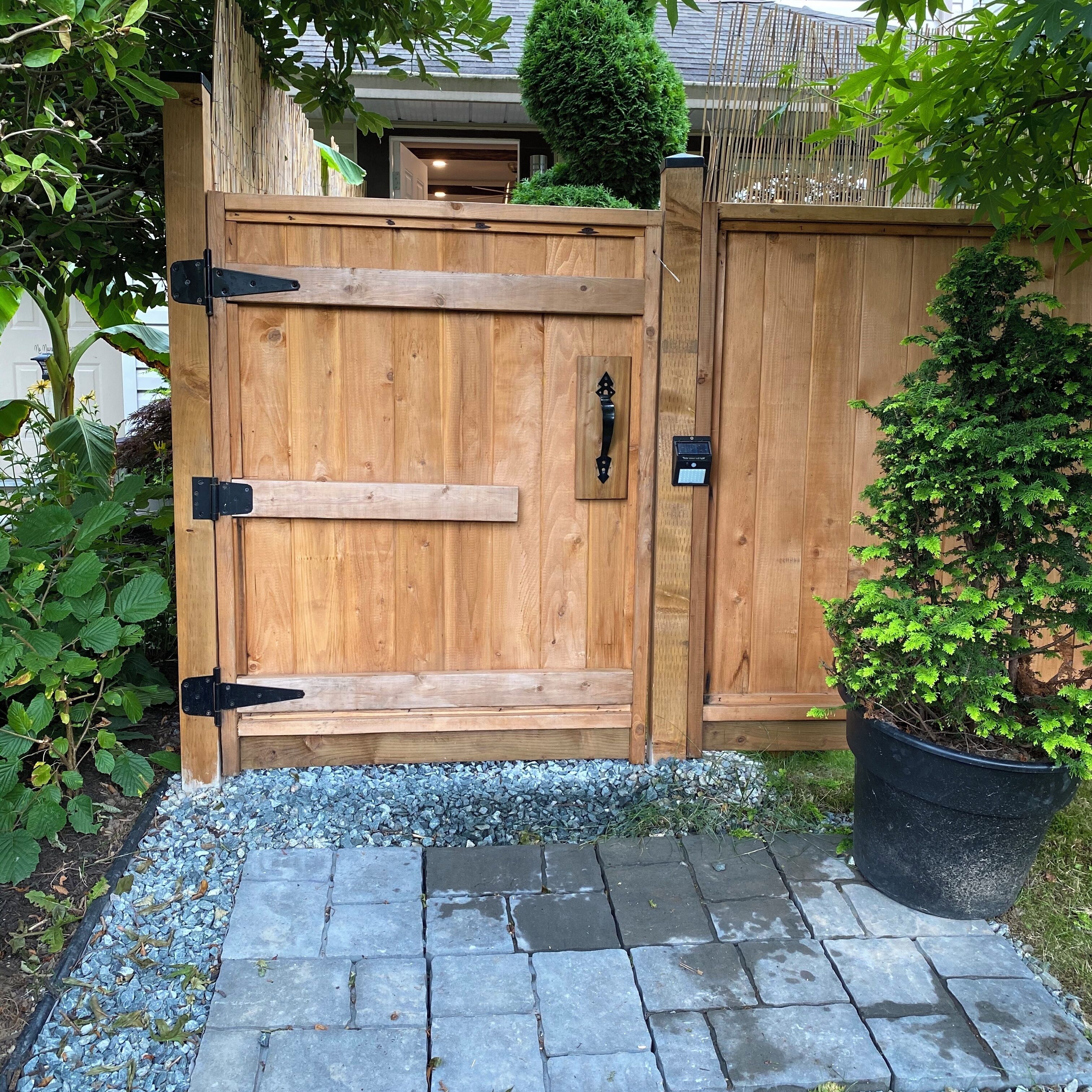 Une porte en bois, munie d’un cadenas et d’un petit appareil électronique fixé à celle-ci.