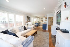 Smart-TV, Kamin, Videospiele, Bücher