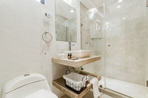 Een douche, een haardroger, handdoeken, zeep