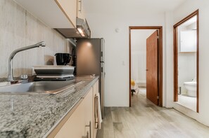 Kühlschrank, Mikrowelle, Wasserkocher mit Kaffee-/Teezubehör, Toaster