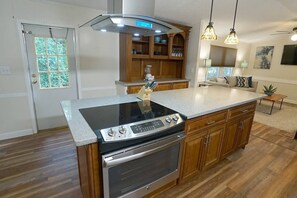 Geladeira, micro-ondas, fogão, cooktop