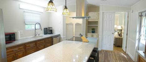 Refrigerador, microondas, horno, placa de cocina