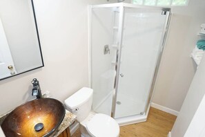 Ensemble douche/baignoire, sĂšche-cheveux, serviettes fournies