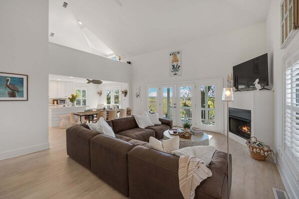 TV, fireplace