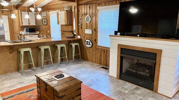 Smart-TV, Kamin, DVD-Player, Bücher
