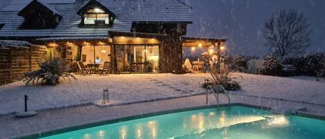 Una piscina al aire libre