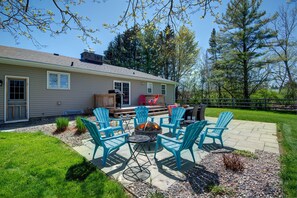 Outdoor dining - Well Appointed 3 Bed/2 Bath Pet Friendly Ranch Close to Village/Lake (Skaneateles)