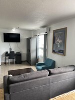 Habitación estándar, 2 camas de matrimonio, no fumadores, vistas al mar (Larger Room;with Sofabed) | Ropa de cama de alta calidad, mobiliario individual, escritorio