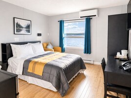 Ropa de cama de alta calidad, muebles diferentes y escritorio 