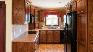 Family Suite, Multiple Beds, Non Smoking | Private kitchen | Microwave