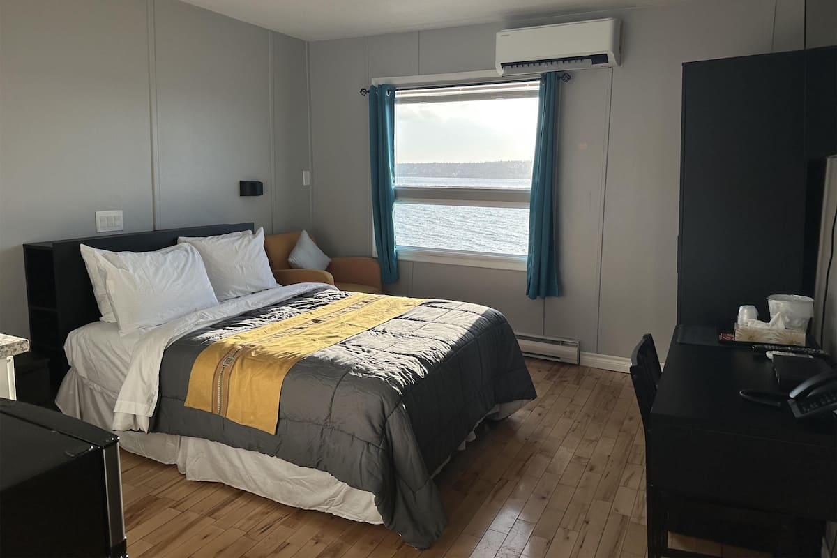 Ropa de cama de alta calidad, muebles diferentes y escritorio